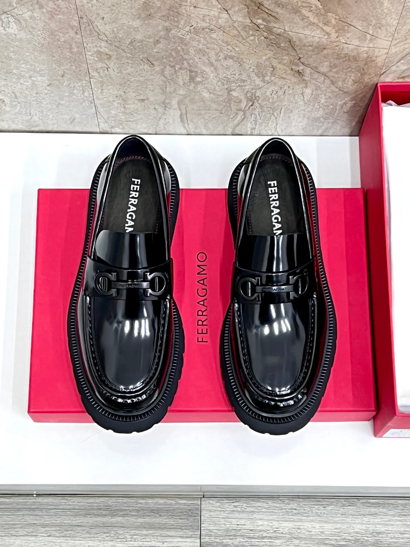 Original quality P780 Brand: Ferragamo Standard code: Men's code 39.40.41.42.43.44 Grade: Same style as the official website High-quality men's shoes Material: Customized first-layer calfskin with water-dyed cowhide lining Cowhide tiptoe Original non-slip and wear-resistant rubber outsole Style category: Men's formal business leather shoes are young and fashionable European and American trends British style Casual matching Comfortable feet Color: actual picture